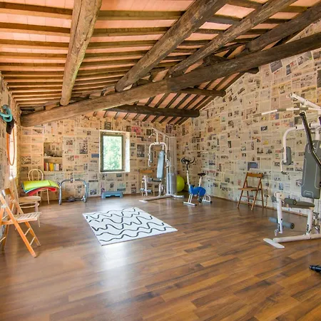 Dom wakacyjny Large Group Retreat With Pool Amandola