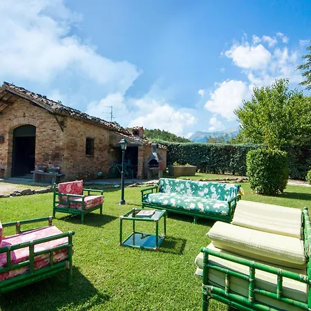 Large Group Retreat With Pool Amandola